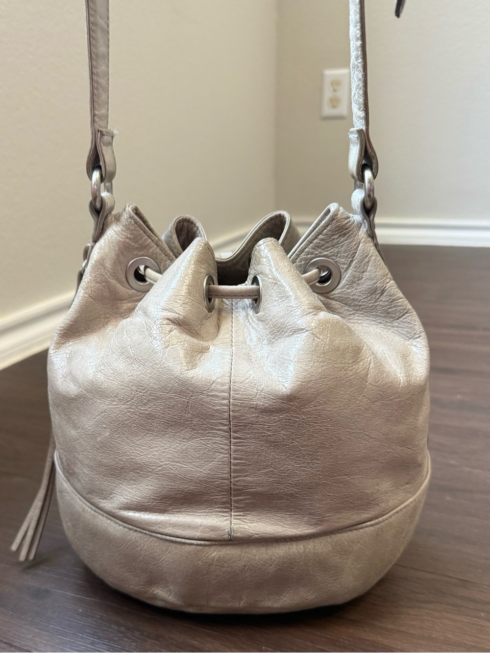 Hobo International Tulia Drawstring Bucket Bag Soft Gray Leather Shoulder Purse - Picture 4 of 16